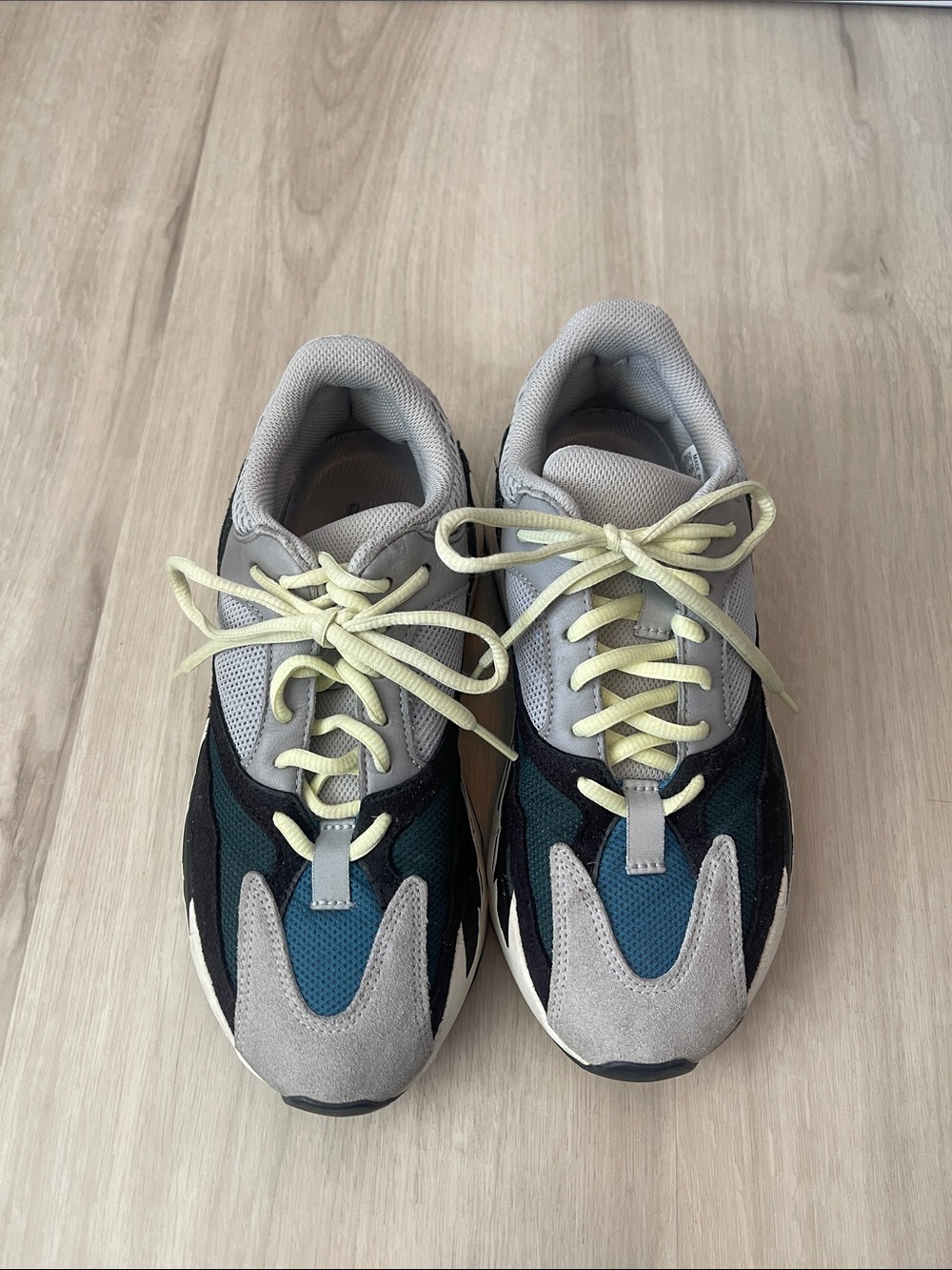 YEEZY UNISEX SIZE 6.5 MENS FITS LIKE AN 8 WOMAN